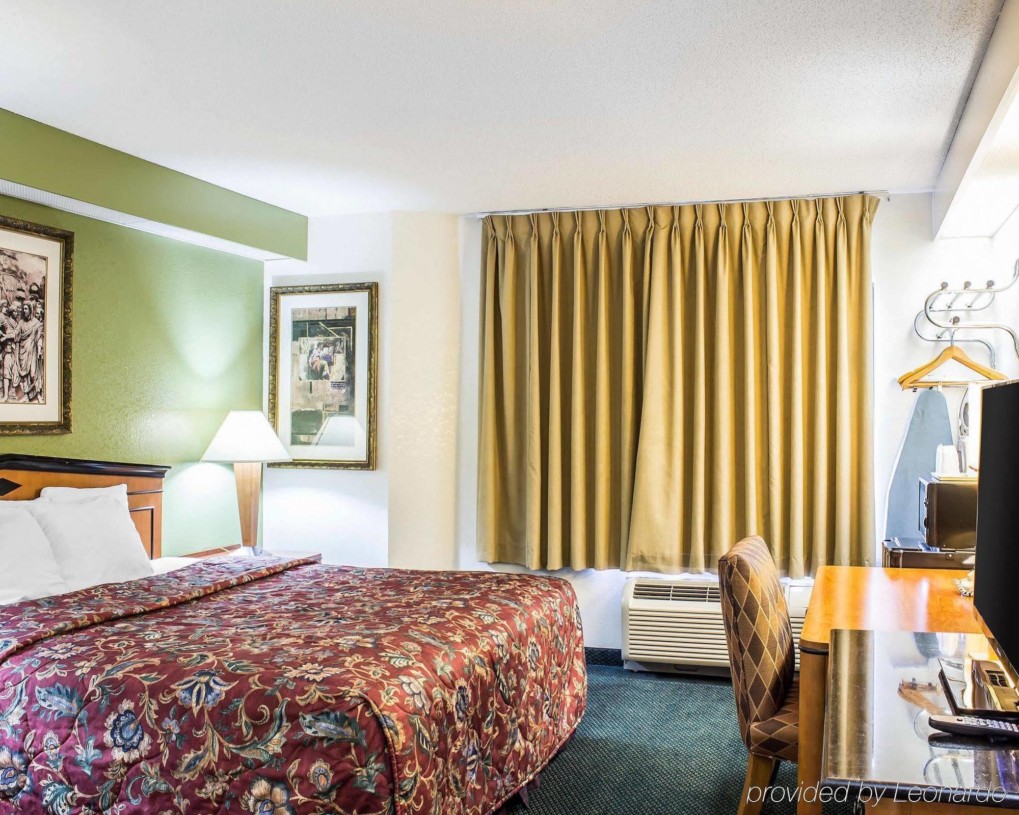Quality Inn & Suites Raleigh North Exterior photo